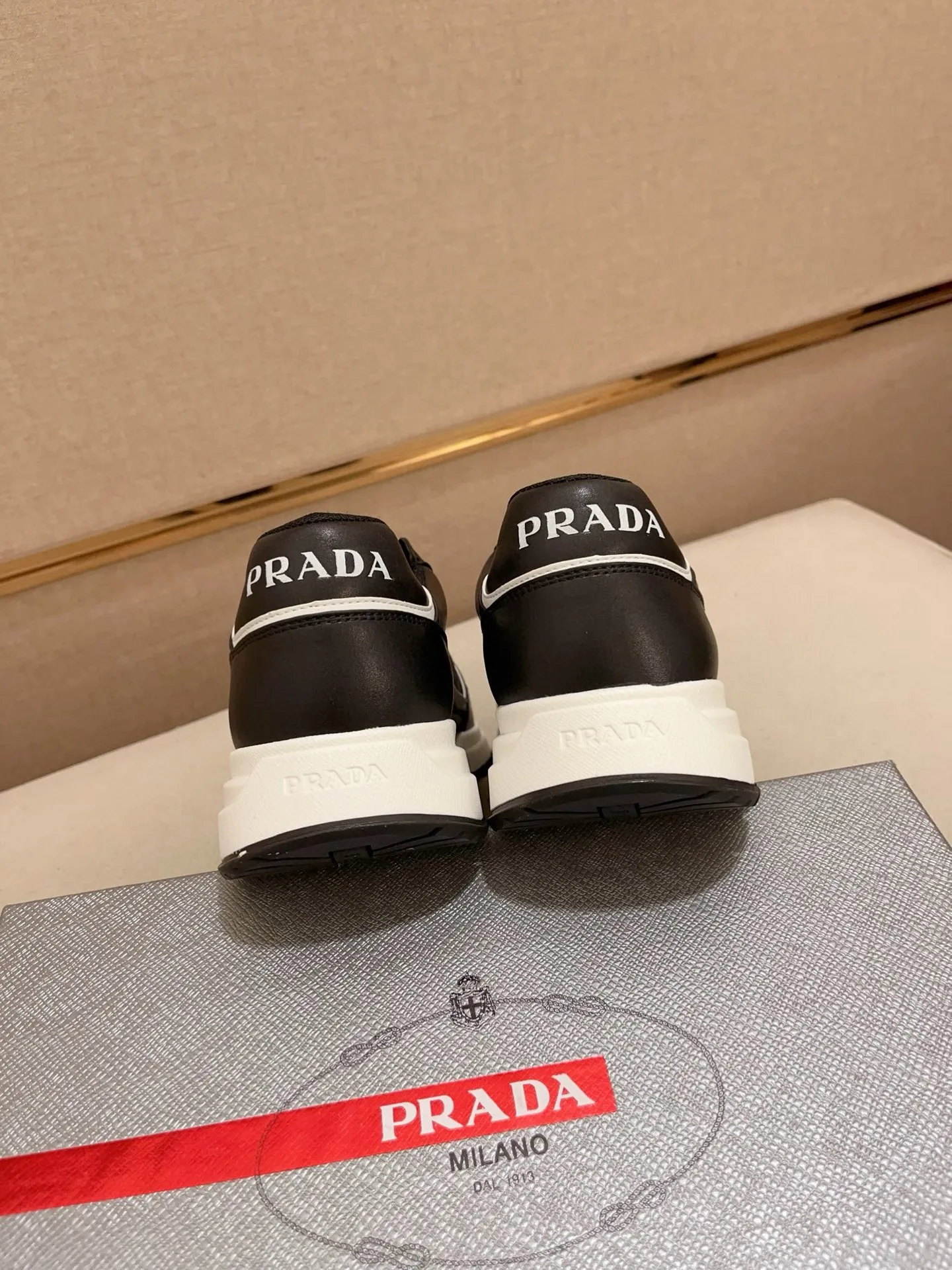 Men's shoes 💰 580 💰 (high version) new Prada (Prada) high-top counters are launched simultaneously, new men's shoes, 😘fabrics are selected from waterproof technical cloth. First layer cowhide lining. 👍🏿Original molded anti-slip rubber outsole, with exquisite lines, simple and elegant, comfortable and high-end for leisure travel. Number of yards: 38 to 44. (Can be customized for 45.46.)